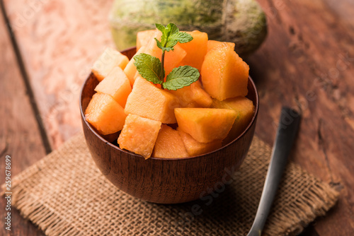 Bilde på lerret Cantaloupe / muskmelon / kharbuja cut into pieces, served in a bowl