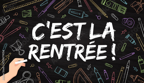 Rentrée scolaire - fournitures de bureau dessinées à la craie sur un tableau noir