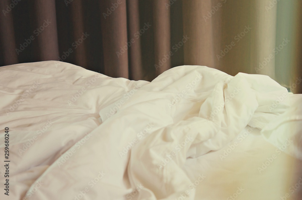 Φωτογραφία wrinkle messy blanket and white pillow in bedroom after waking up in the morning, from sleeping in a long night, details of duvet and blanket, an unmade bed in hotel bedroom with white blanket