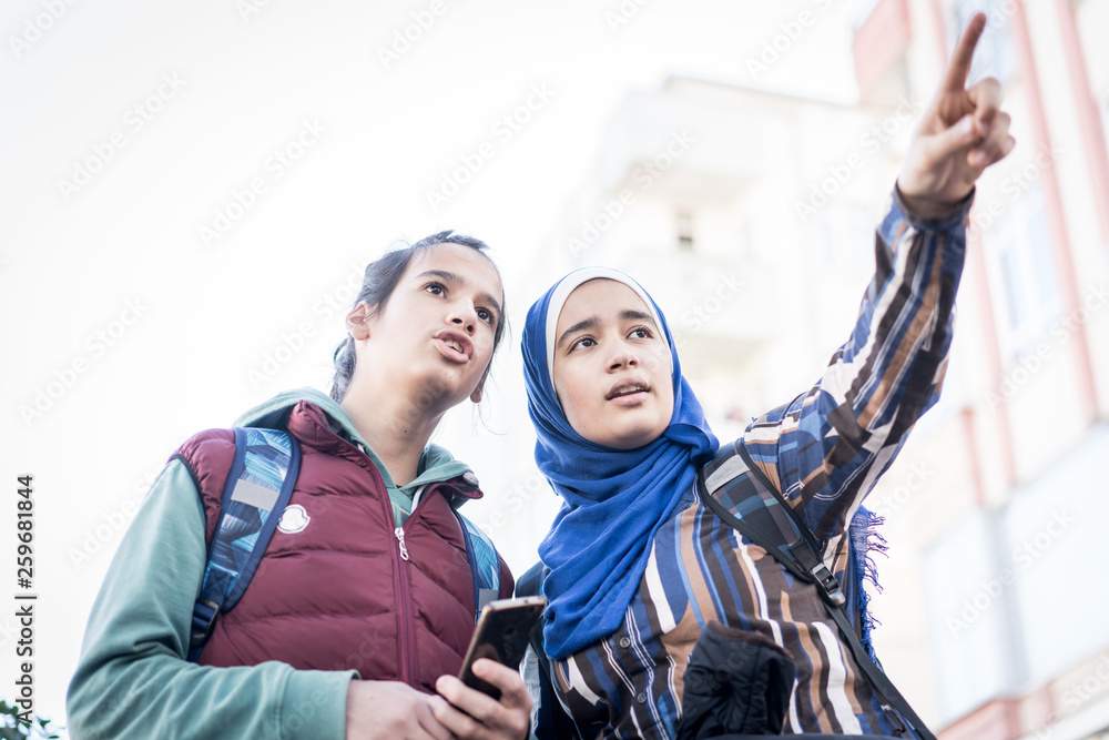 Obraz premium Muslim boy and girl on trip vacation