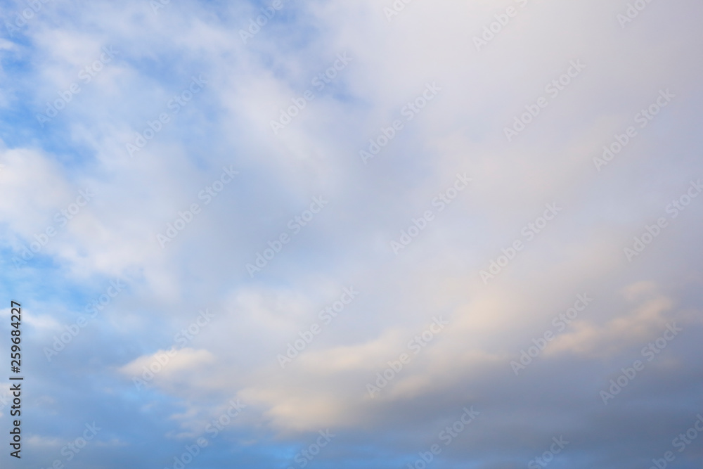 花曇りの空