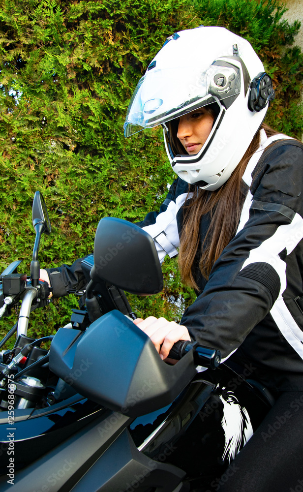 Chica con el casco dispuesta a emprender un viaje en moto. Stock Photo |  Adobe Stock