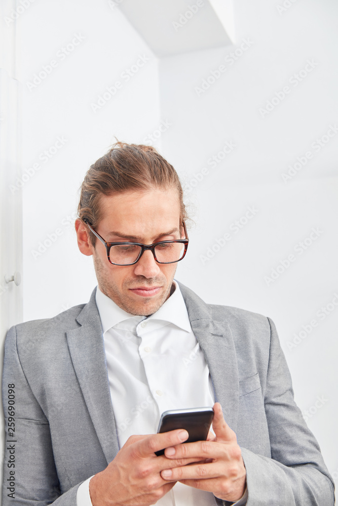 Business Berater liest eine SMS auf dem Smartphone Business Berater liest eine SMS auf dem Smartphone