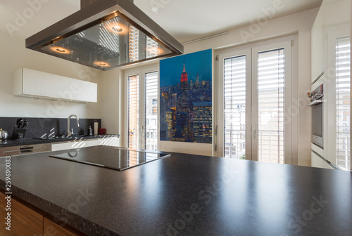 Moderne stylische Küche mit Blick aus den Fenstern