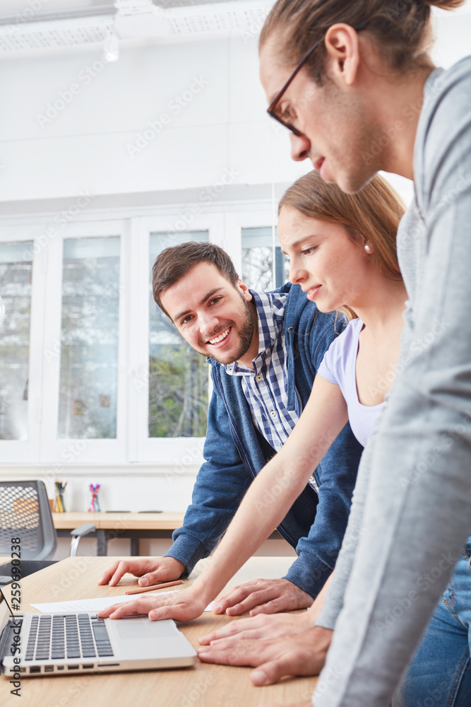 Drei Kollegen bei der Software Programmierung Drei Kollegen bei der Software Programmierung