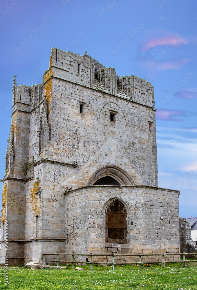 Saint Guénolé. La Tour Carrée, vestige d'une ancienne église. Finistère, Bretagne	
