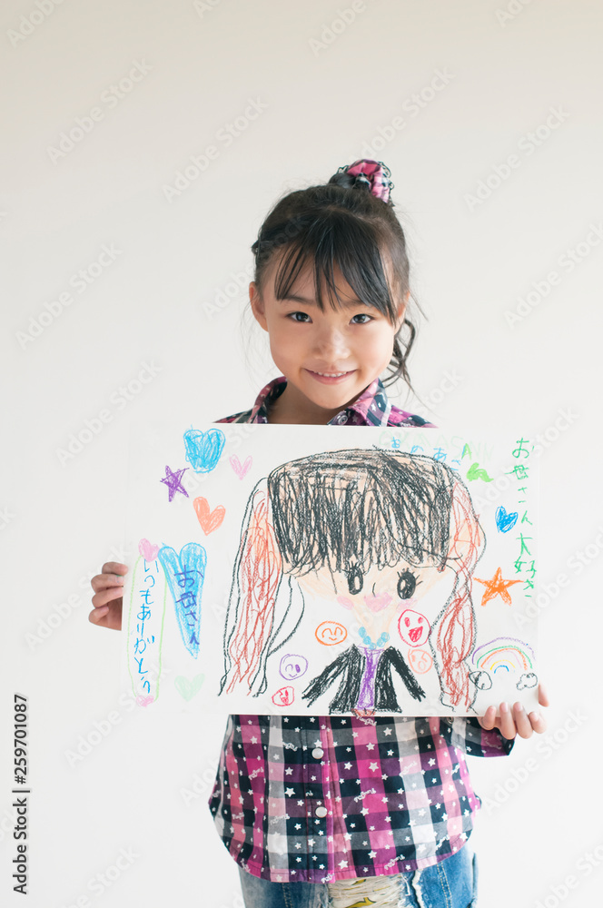 自分の描いた絵を見せる女の子 自分の描いた絵を見せる女の子