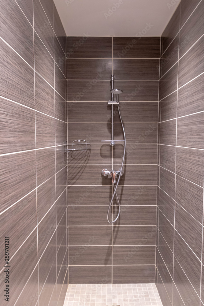 Stockfoto Carrelage marron pour douche à l'italienne salle de bain moderne  | Adobe Stock