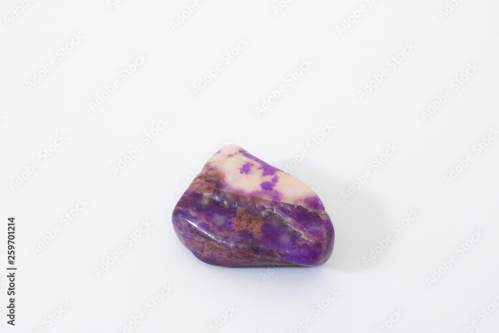 Primo piano di una pietra preziosa viola e bianca, sfondo bianco, oggetti da collezione Primo piano di una pietra preziosa viola e bianca, sfondo bianco, oggetti da collezione