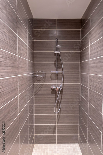 Valokuvatapetti Carrelage marron pour douche à l'italienne salle de bain moderne