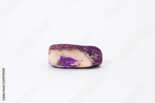Primo piano di una pietra preziosa viola e bianca,sfondo bianco, oggetti da collezione