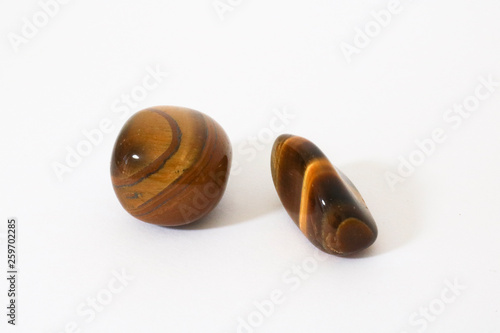 Wallpaper Mural Occhio di tigre, primo piano di una pietra preziosa con sfondo bianco, oggetti da collezione Torontodigital.ca