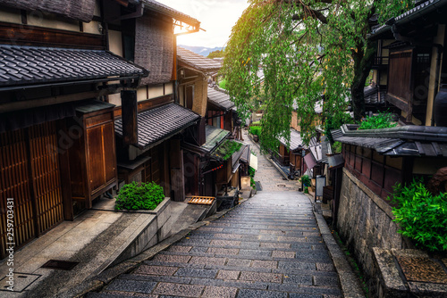 Photos Beautiful street in old town of Higashiyama district, Kyoto City, Japan