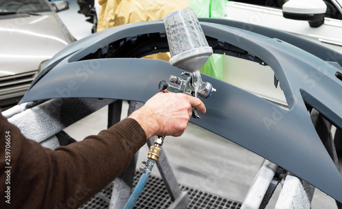 Professioneller Autolackierer bei der Arbeit in einer Werkstatt - Serie Autowerkstatt.