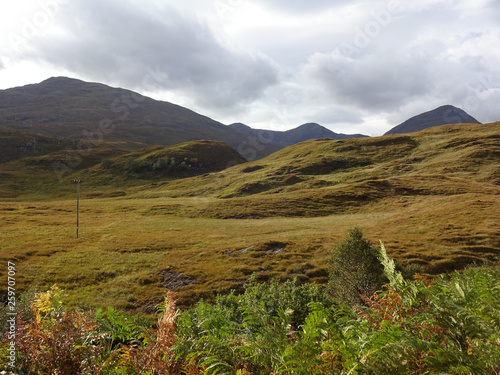 Typische schottische Berglandschaft bei Arisaig zwischen Glenfinnan und Mallaig in Schottland