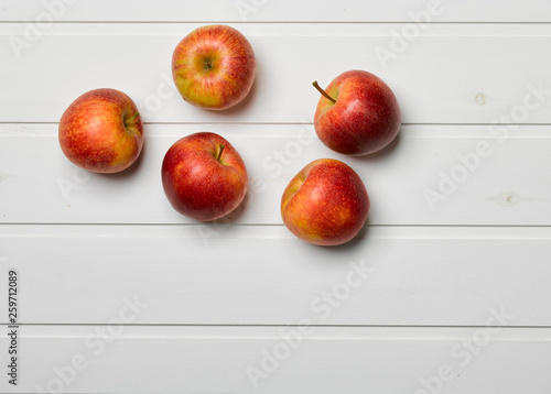 Manzanas sobre fondo de madera