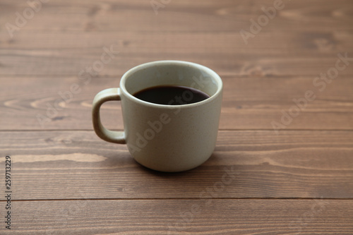ホット コーヒー ブラック 木のテーブル
