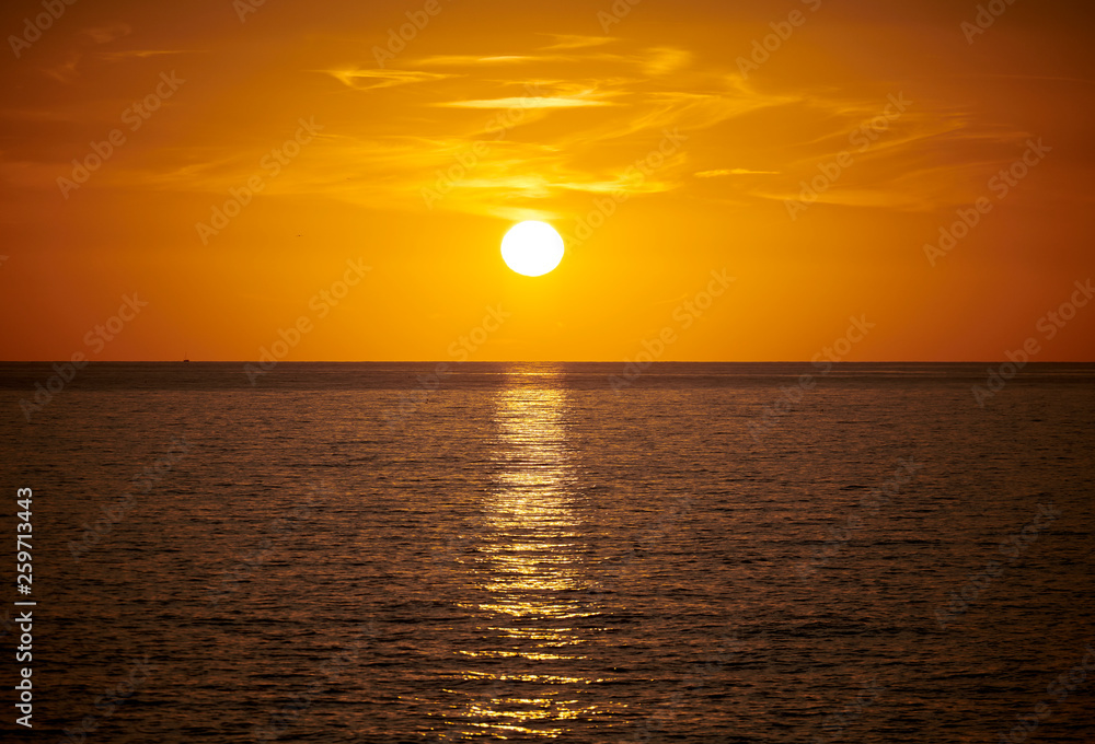 Puesta de sol en el mar