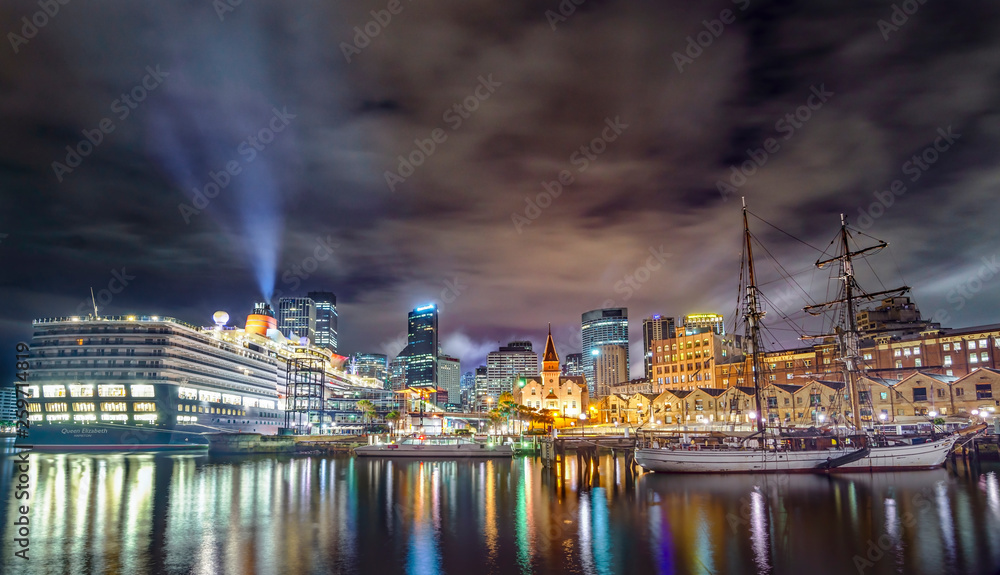 Fototapeta premium Cruising at Night