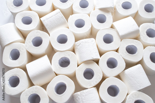 Foto lots of toilet paper rolls. soft hygienic paper. close up