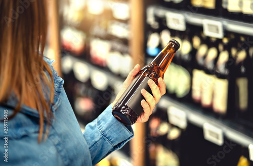 Obraz na plátně Customer buying beer in liquor store