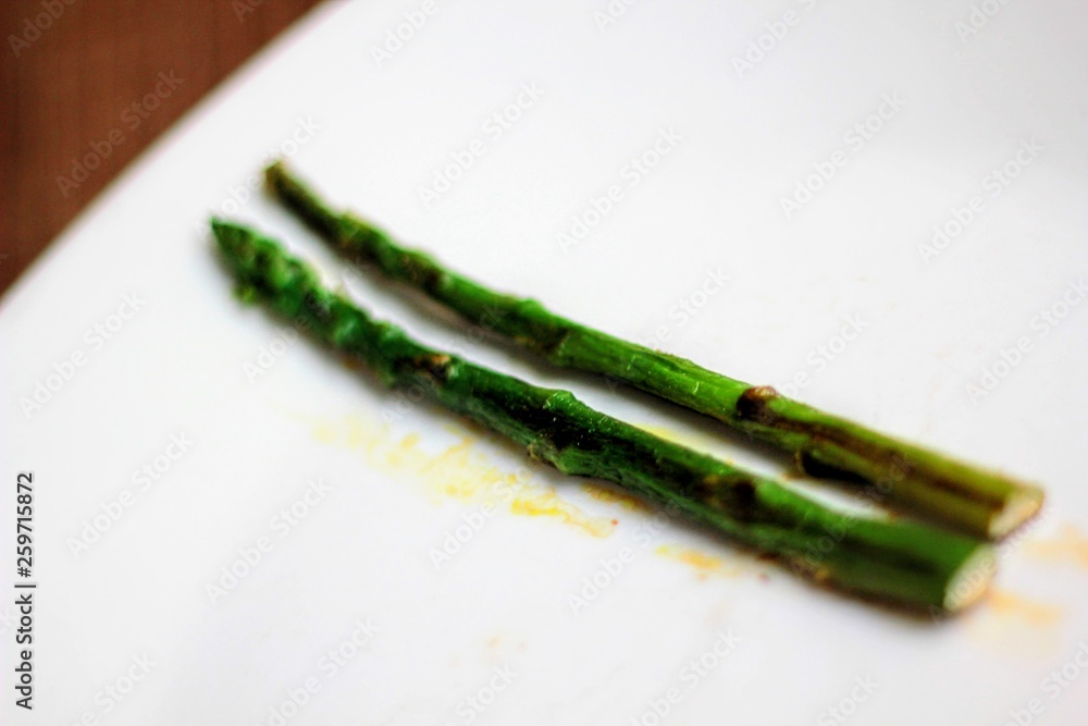 Naklejka premium Esparragos verdes fritos