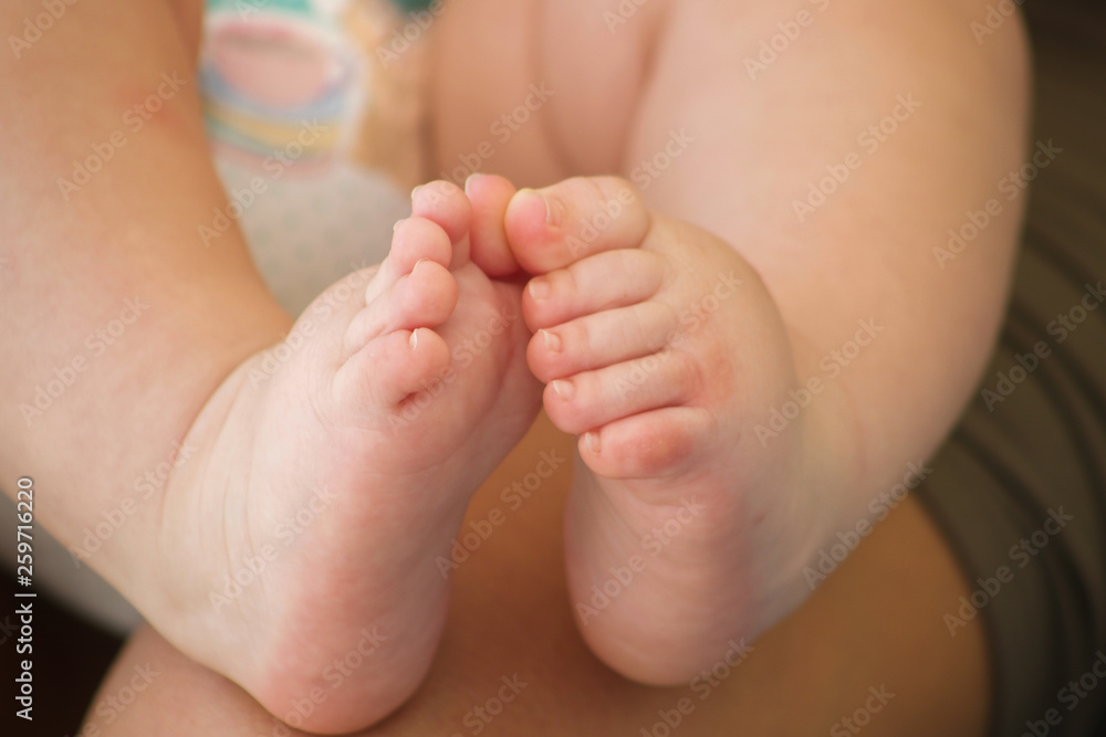 new born baby feet with long toenails and skin irritation new born baby feet with long toenails and skin irritation