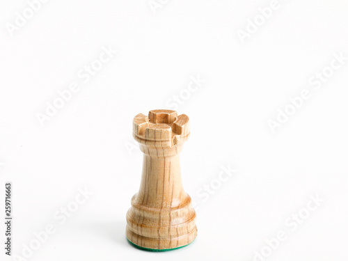 Figura de ajedrez sobre fondo blanco, torre