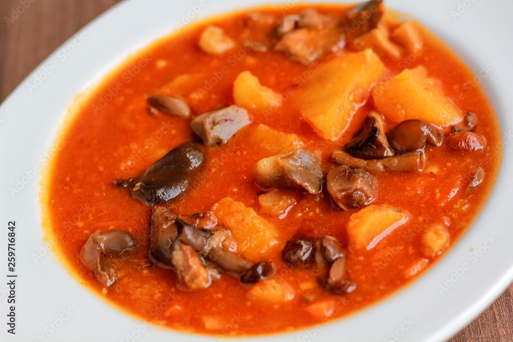 Patatas guisadas con champiñones Patatas guisadas con champiñones