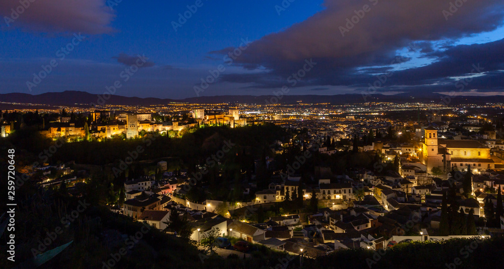 Panorámica nocturna de Granada con la Alhambra al fondo Panorámica nocturna de Granada con la Alhambra al fondo