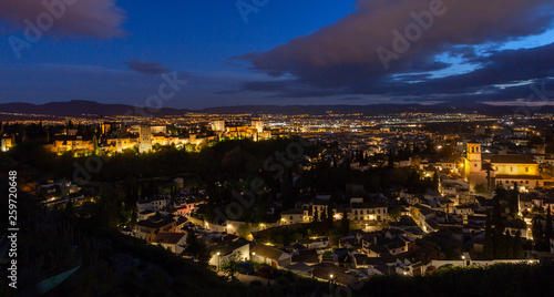 Panorámica nocturna de Granada con la Alhambra al fondo