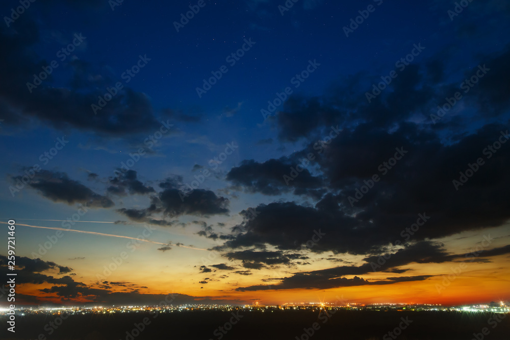 Obraz premium Sky with clouds after sunset over the city with street light.
