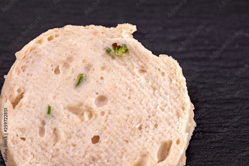 Weißwurst Detail auf schwarzem Hintergrund