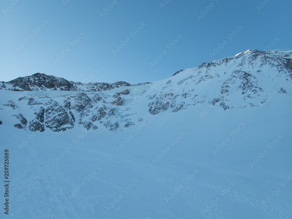 Obraz premium winter landscape for skitouring in otztal alps in austria