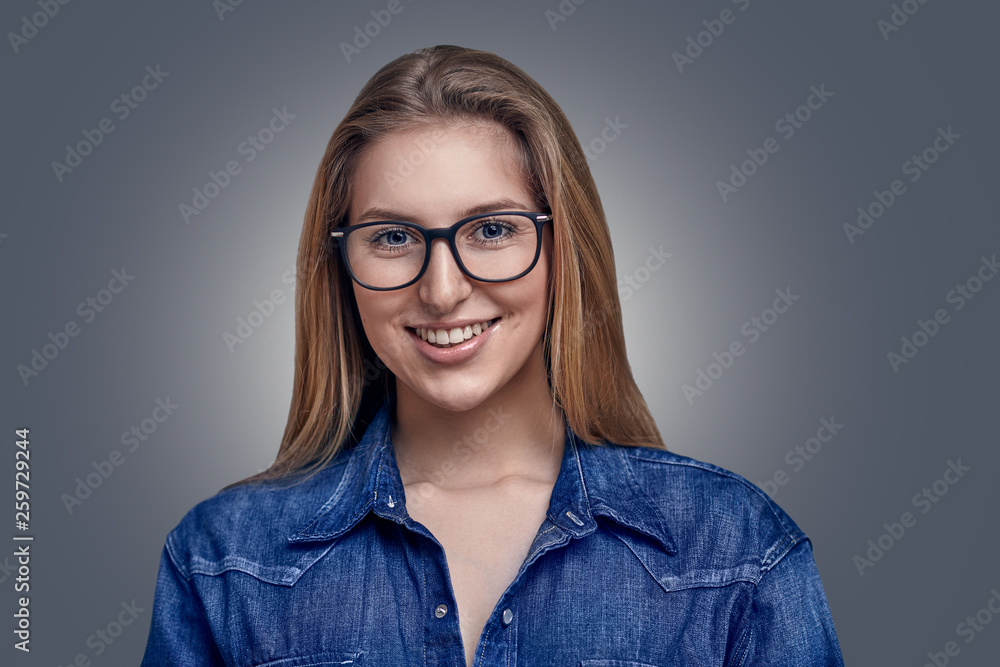 Hübsche junge Frau mit Brille