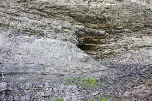 The rock layers towards Horseshoe Fall. The Niagara district sedimentary deposits include: sandstone, shale marine and limestone