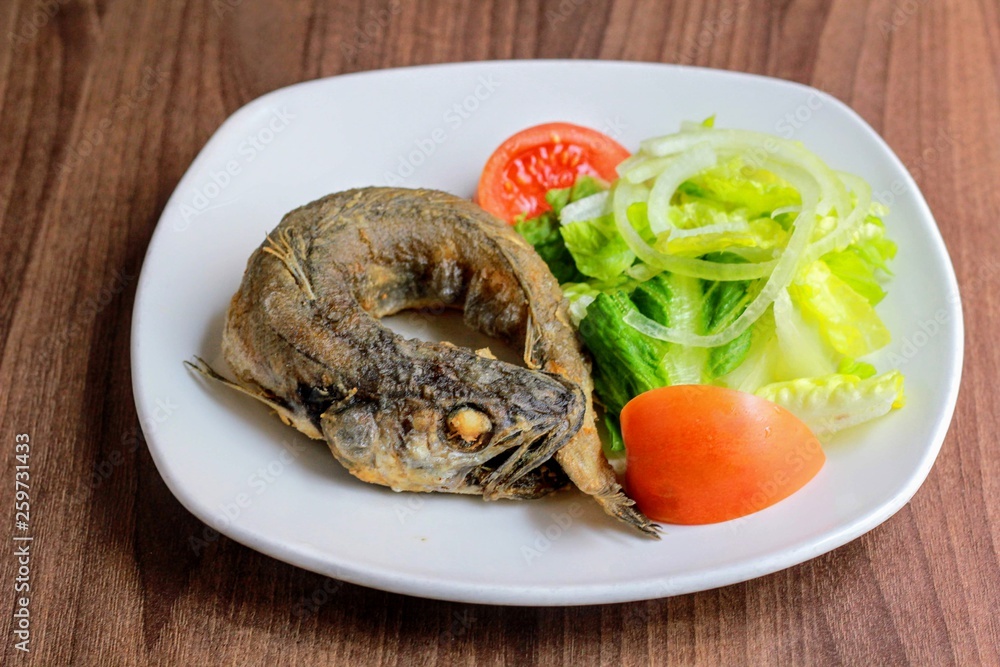Merluza frita ensalada Merluza frita ensalada