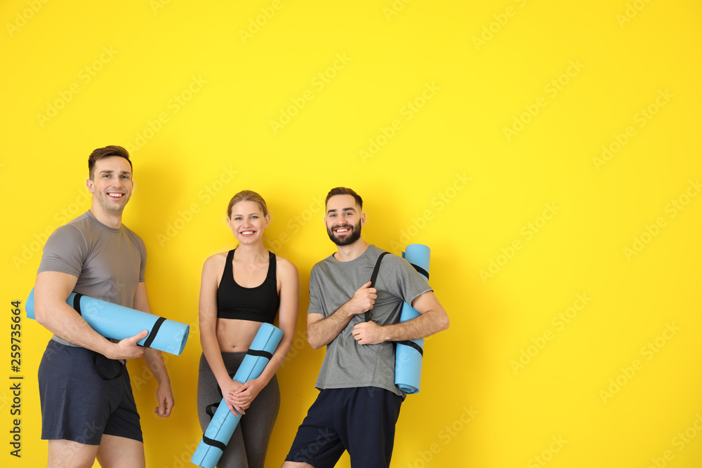Obraz premium Sporty young people on color background