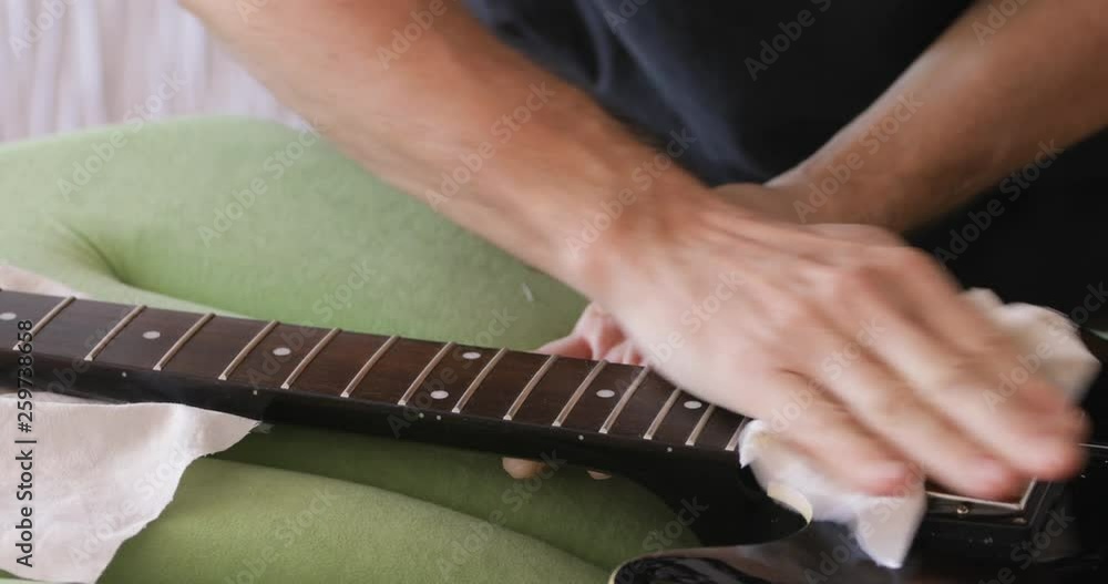 DIY, guitar maintenance, oiling rosewood fretboard at vintage style