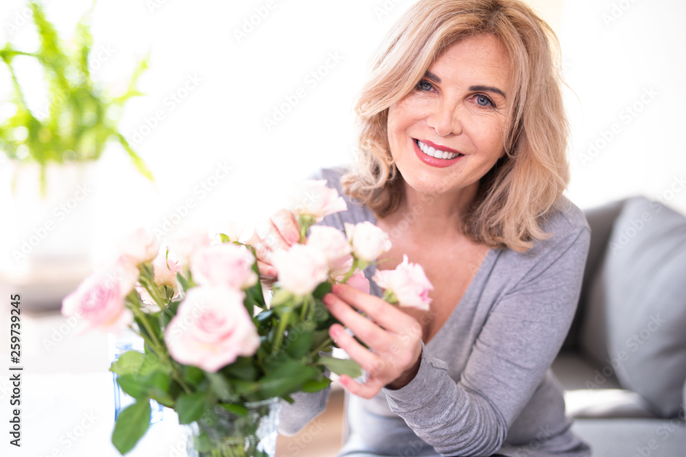 Attraktive ältere Frau mir einem Strauss Rosen Attraktive ältere Frau mir einem Strauss Rosen