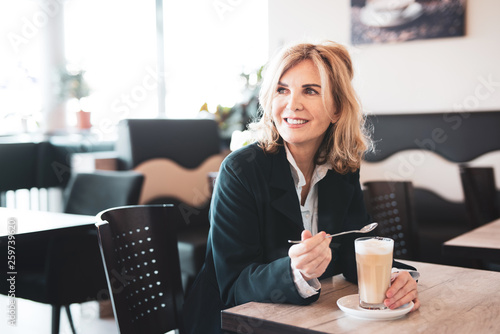 Frau genießt einen Kaffee im Cafe 