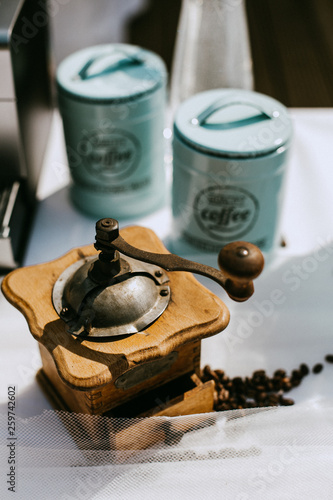Alte Kaffeemühle mit blauen Kaffeedosen, Vintage Stil