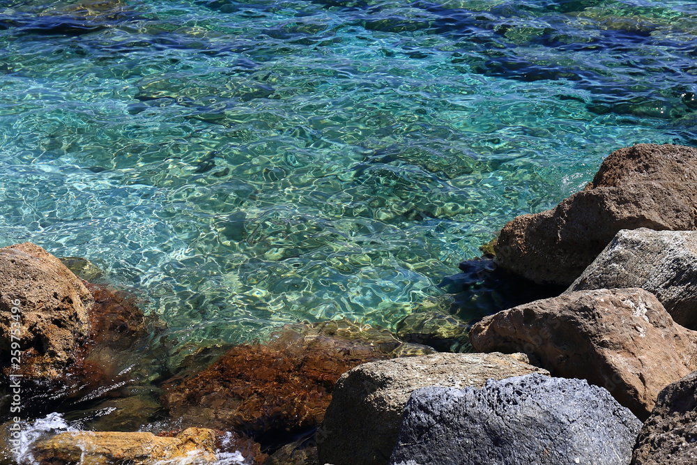 Acqua azzurra e scogli al mare