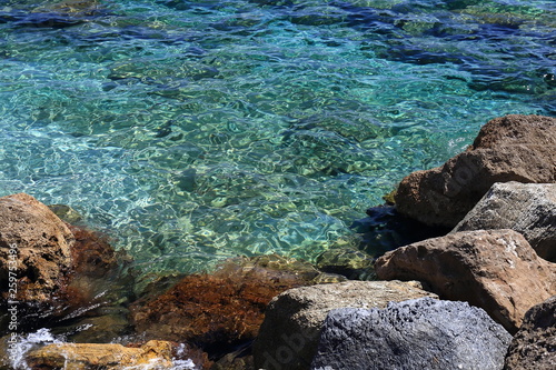 Fototapeta Naklejka Na Ścianę i Meble -  Acqua azzurra e scogli al mare