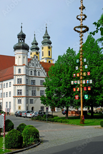 Kloster, außen mit Maibaum