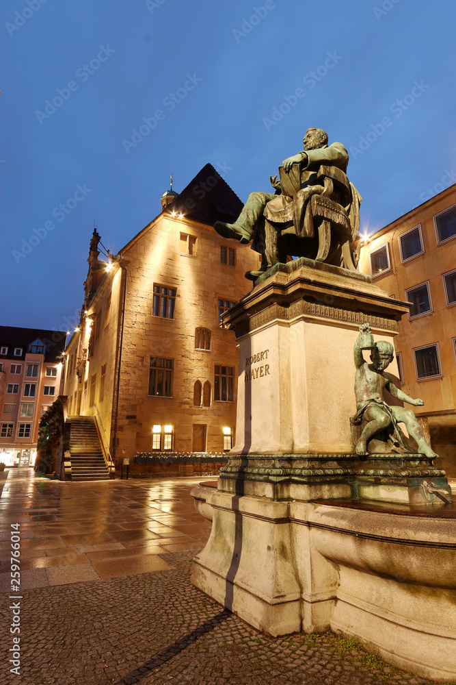 Denkmal von Robert Mayer in Heilbronn vor dem historischen Rathaus
