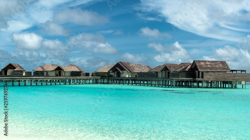 Fototapeta Naklejka Na Ścianę i Meble -  Vacaciones en overwater bungalows en Islas Maldivas, Océano Indico