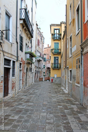 Fototapeta Naklejka Na Ścianę i Meble -  Narrow old street in Venice Italy