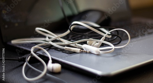 laptop mouse earphones