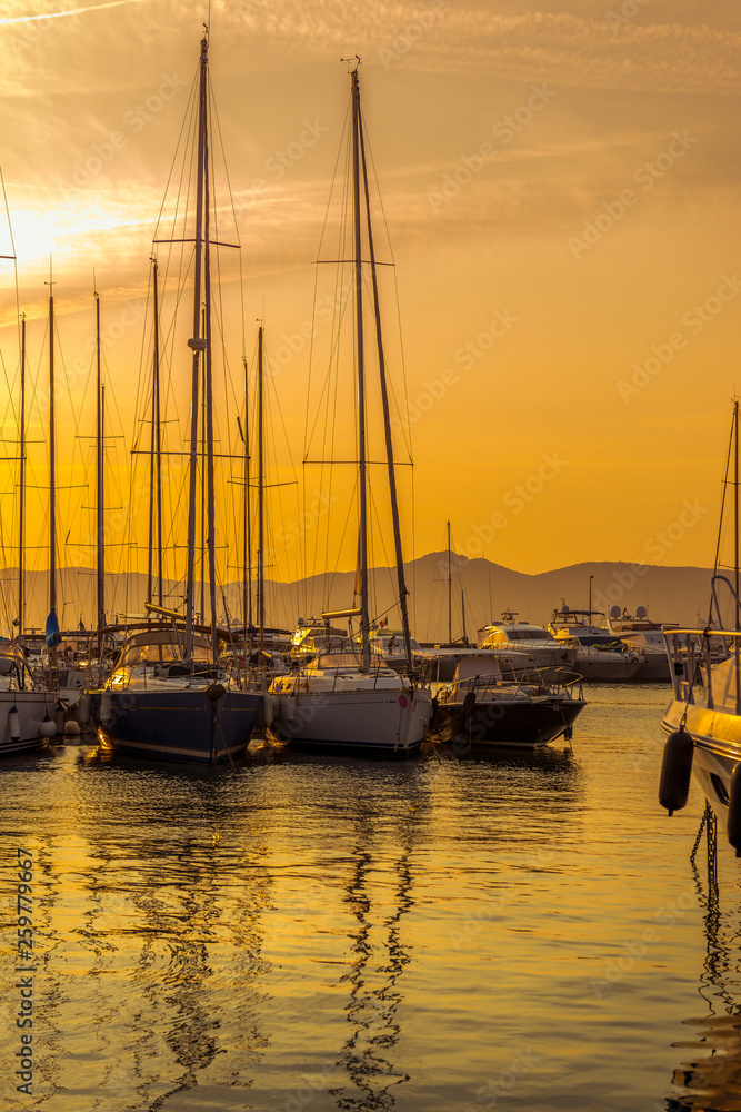 Obraz premium jachty zacumowane w porcie. Saint Tropez, Francja